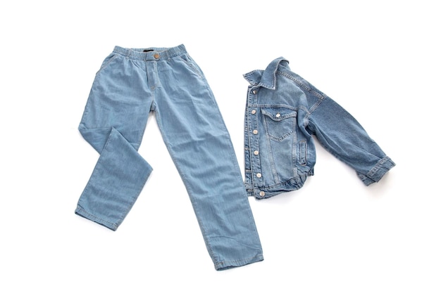 Giacca di denim e jeans blu su sfondo bianco