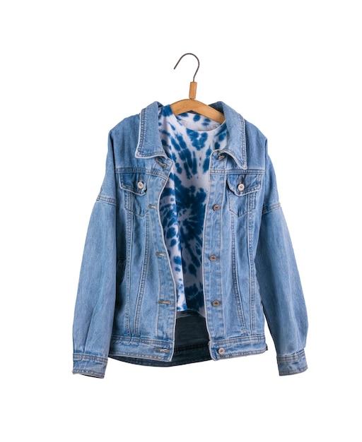 Denim jasje en stropdas kleurstof stijl t-shirt op een hanger geïsoleerd op een witte achtergrond