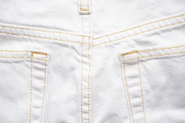 ホワイトジーンズ、クラシックジーンズのデニム風合い。ホワイトジーンズのリアポケット。