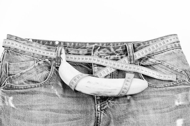 Denimbroek voor heren met concept van bananengezondheid en mannelijk seksualiteit