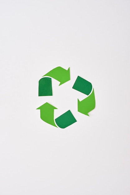 Denk aan toekomstig geïsoleerd recycle-symbool op een witte achtergrond