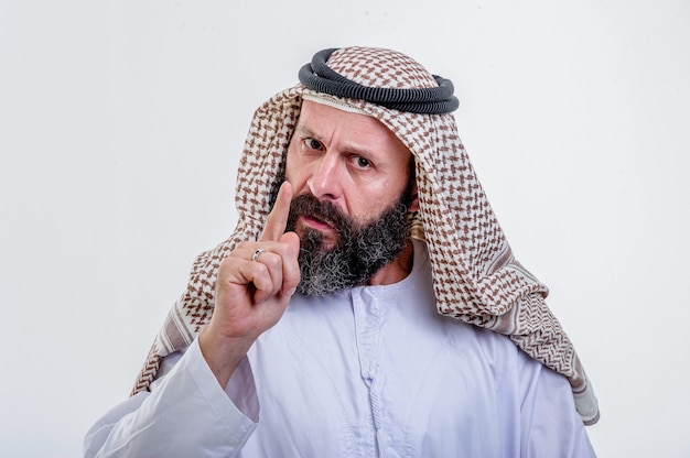 Denken Arabische man die zich voordeed op witte achtergrond.