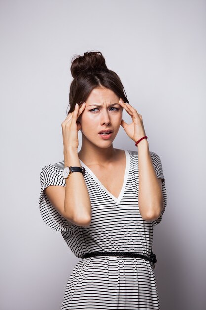 Denken, moe of ziek met hoofdpijn jonge vrouw, geïsoleerd op witte achtergrond.