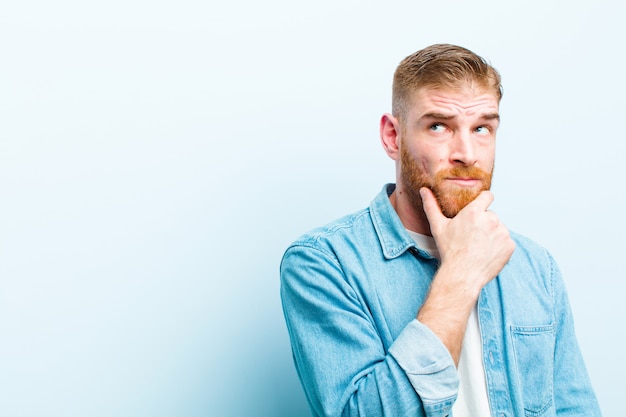 denken, zich twijfelachtig en verward voelen, met verschillende opties, zich afvragend welke beslissing te nemen