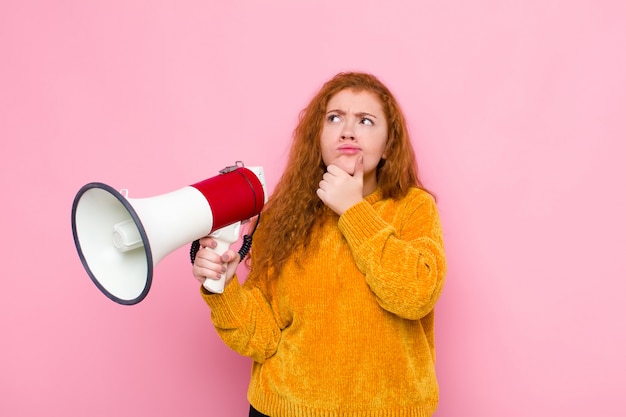 denken, zich twijfelachtig en verward voelen, met verschillende opties, zich afvragend welke beslissing te nemen