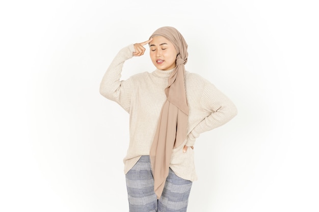 Denkend gebaar van mooie Aziatische vrouw die hijab draagt die op witte achtergrond wordt geïsoleerd
