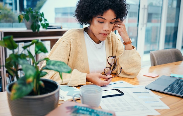 Denkende documenten en vrouw met financieel budget en planning met spaarboekhouding en investeringen Persoonshuis of meisje met papierwerk financieel rapport of laptop met oplossing of brainstormen