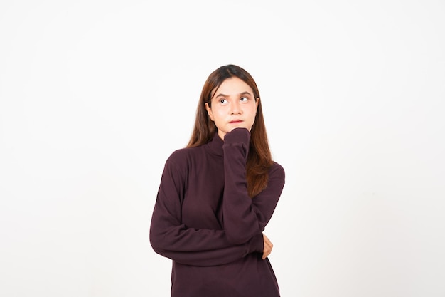 Denkende gebaar van een mooie Aziatische vrouw geïsoleerd op een witte achtergrond