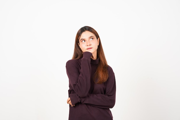 Denkende gebaar van een mooie Aziatische vrouw geïsoleerd op een witte achtergrond