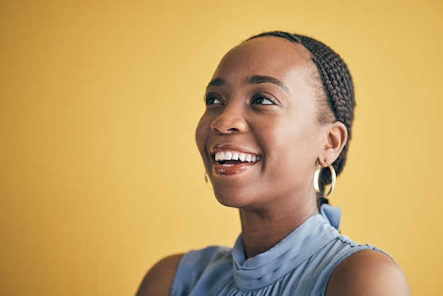 Denkende glimlach en zwarte vrouw in creatieve zakelijke studio geïsoleerd op een gele achtergrond mockup ruimte Visie gelukkig en Afrikaanse ontwerper ondernemer en werknemer werknemer planning startup idee