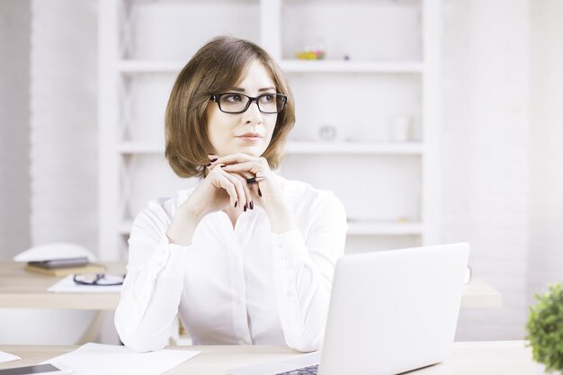 Denkende onderneemster in bureau