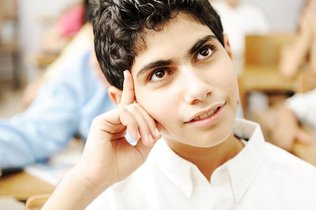 Denkende schooljongen Arabisch