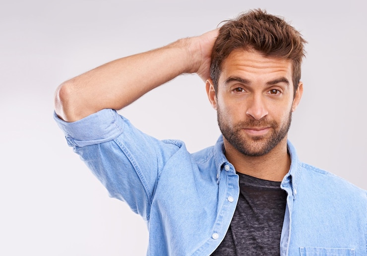 Foto denkende twijfel of portret van man in studio met verwarde gebaar of reactie op witte achtergrond waarom hmm en gezicht van mannelijk model met verdachte uitdrukking lichaamstaal of vraagteken