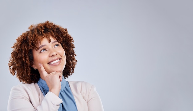 Denkruimte en glimlach met gezicht van vrouw in studio voor ideepromotie en mockup Gelukkige informatie en aankondiging met vrouwelijke persoon op grijze achtergrond voor bannernieuws en reclame