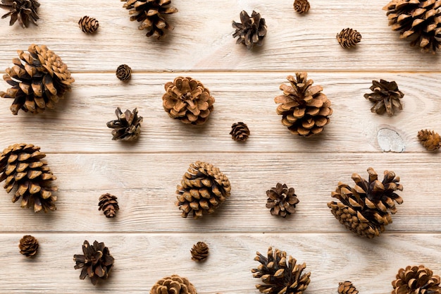 Dennenappels op gekleurde tafel natuurlijke vakantie achtergrond met dennenappels gegroepeerd Flat lay Winter concept