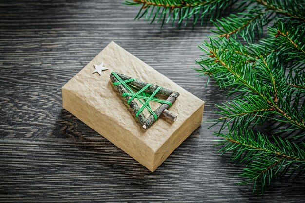 Dennentak verpakte geschenkdoos op houten bord