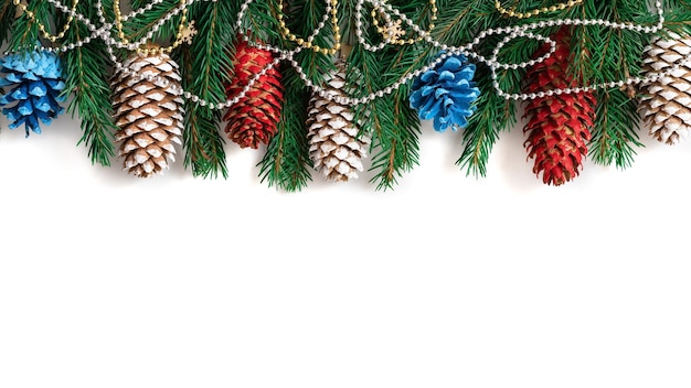 Dennentakken en kegels met versieringen voor Kerstmis.