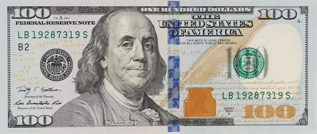 Foto la denominazione di cento dollari su sfondo bianco isolato