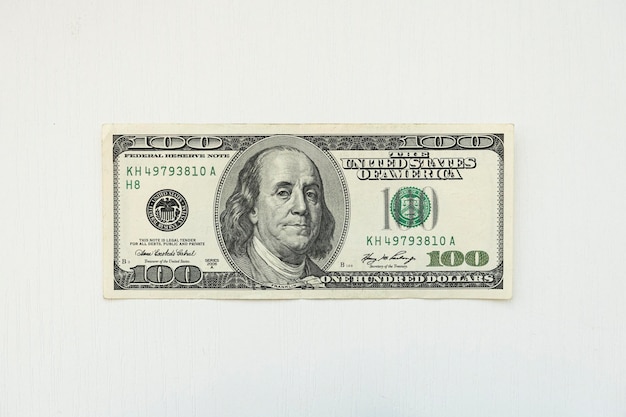 Foto denominazione banconota da cento dollari su sfondo bianco il vecchio design della banconota da 100 dollari americani