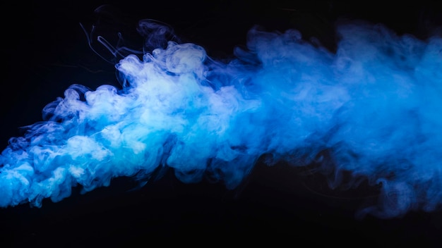 Foto fumi densi di fumo blu astratto su sfondo scuro