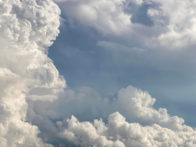 Photo dense white clouds contrast with grey couds