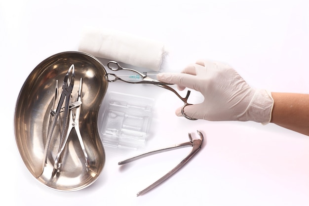 医師の手で滅菌包装された歯科用器具
