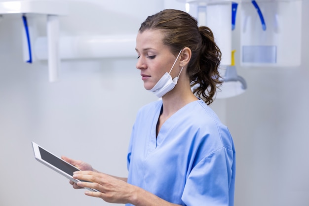 Dental assistant using digital tablet