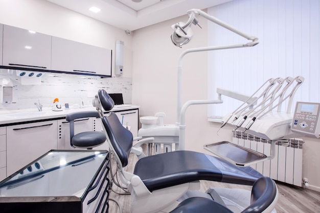 歯科医院歯科医の椅子および他の付属品歯科の概念