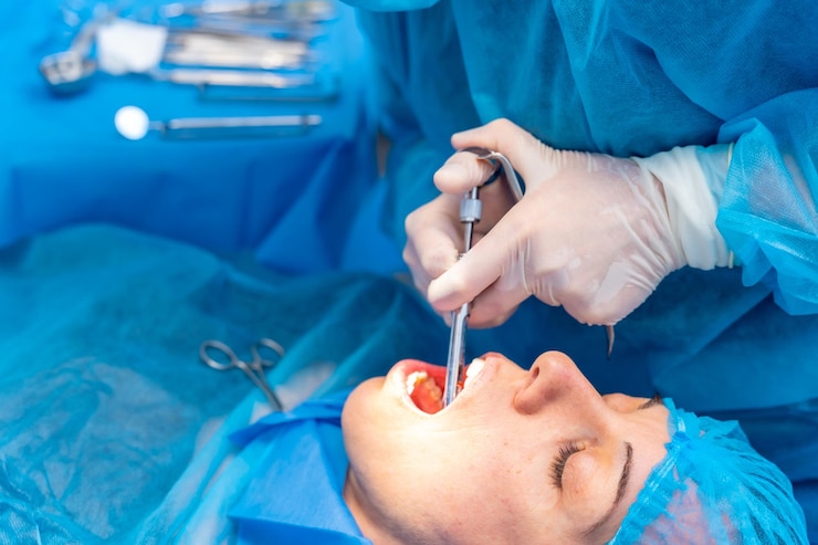 Photo dental clinic female dentist doctor applying anesthesia injection before operation