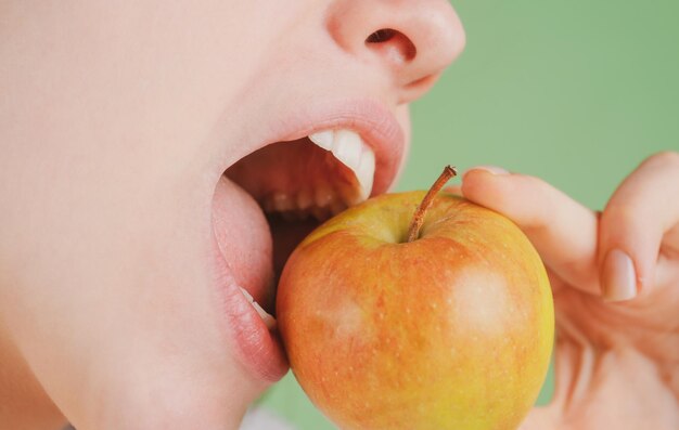 写真 歯科の概念健康な白い歯がリンゴでクローズアップ