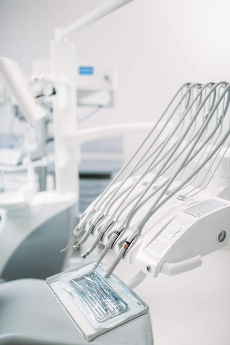 Photo dental equipment in dentistry clinic, stomatology cabinet interior, nobody. dentist tools, orthodontist workplace
