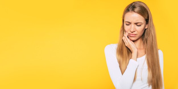 Photo dental female health. portrait of sad blonde haired young woman with severe toothache