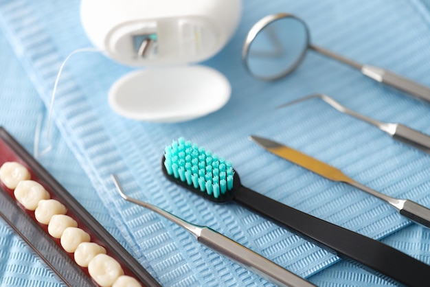 치과 기구 치실 및 치과 임플란트 근접 촬영