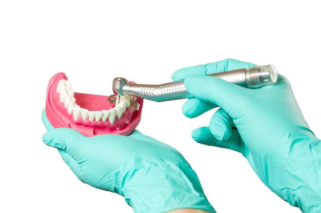 青い背景の歯の歯科治療のための歯科用器具