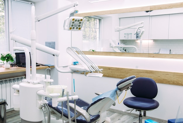 Strumenti e strumenti dentali in un ufficio del dentista