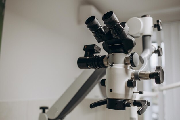 Стоматологический микроскоп на фоне крупного плана современной клиники