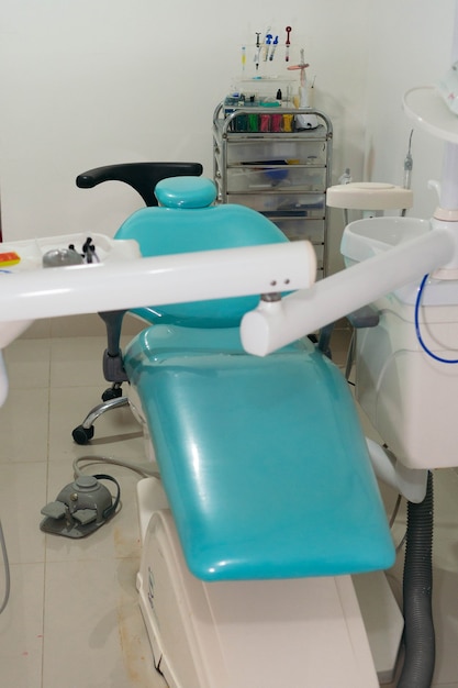 Foto studio dentistico con sedia dentista e strumenti dentali