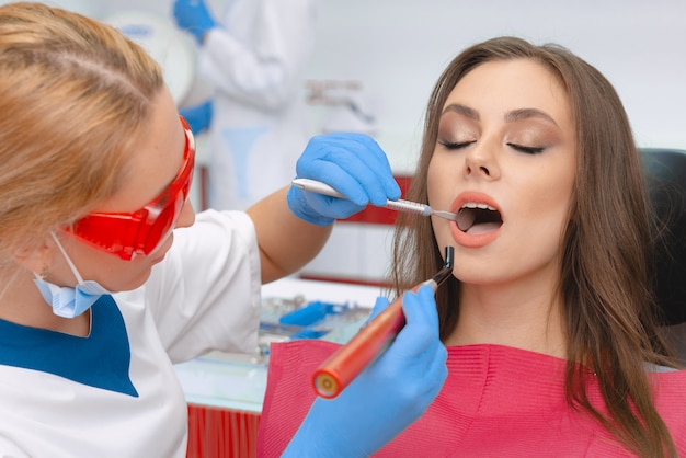 Восстановление зубов в стоматологии с помощью фотополимерной лампы