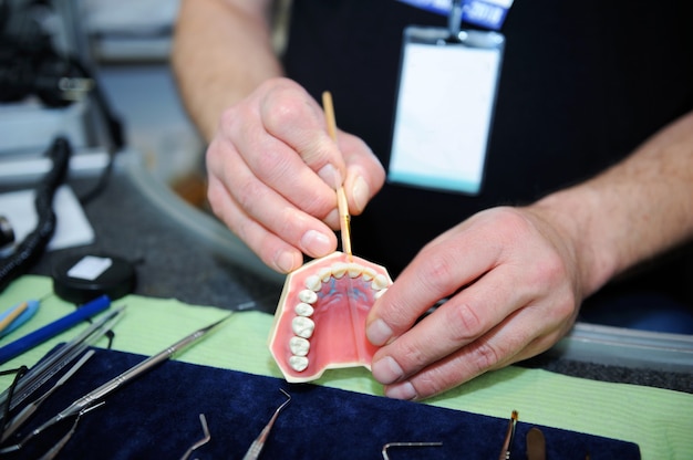 Odontotecnico manifattura protesi dentale medica in laboratorio