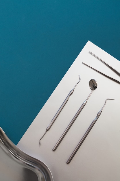 Photo dental tools on a blue background