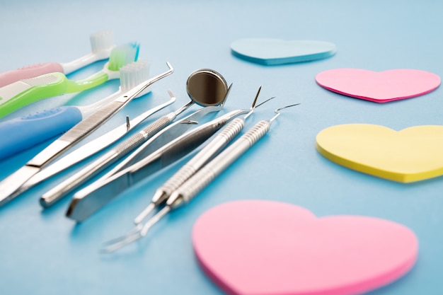 Стоматологические инструменты используются для стоматолога в офисе или клинике.