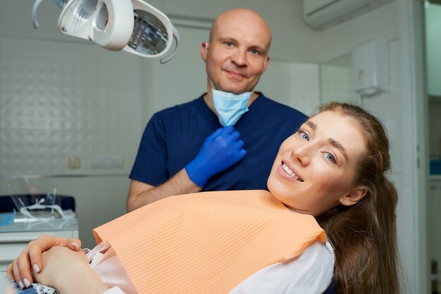 Фото Стоматолог и пациентка в кабинете стоматолога