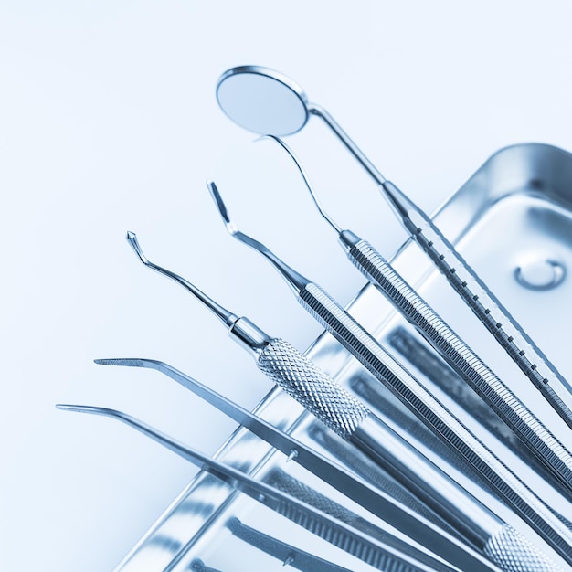 Photo dentist basic cutlery on a tray dental medicine