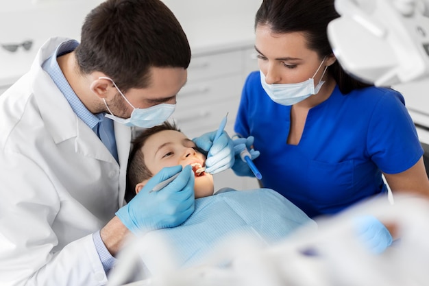 Photo dentist checking for kid teeth at dental clinic