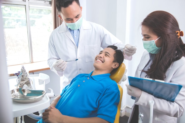 Dentista che controlla i denti pazienti