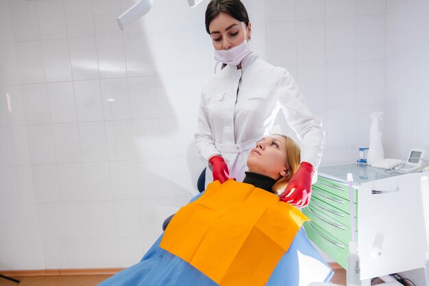 Стоматолог проводит обследование и консультацию пациента. лечение зубов