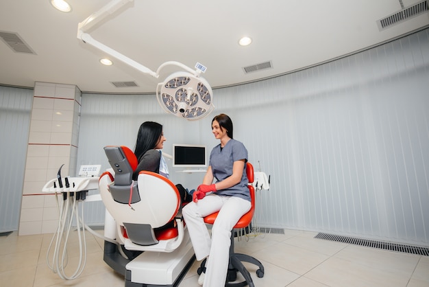 Il dentista conduce un esame e una consultazione del paziente. odontoiatria