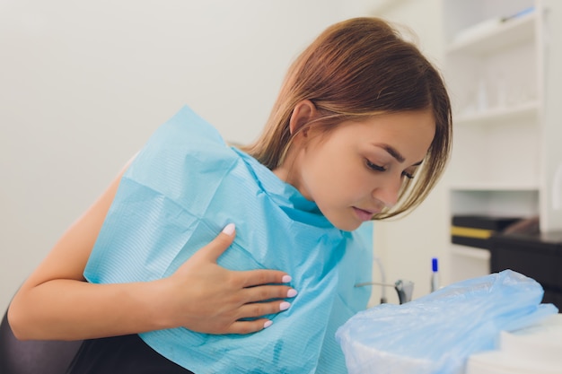 Il dentista rileva i denti cariati del paziente sulla poltrona del dentista.