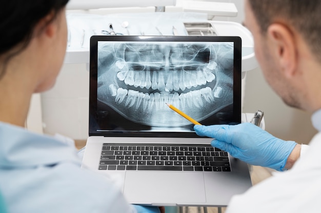 Photo dentist doing a check up on the patient