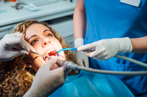 Стоматолог делает чистку зубов